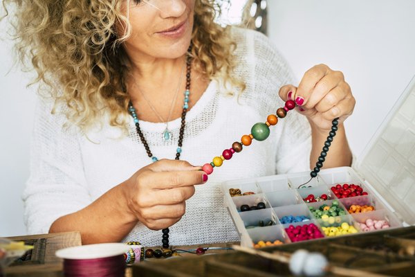 Transform your workplace look: the ultimate guide to choosing the ideal jewelry for professionals