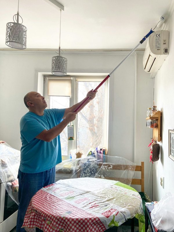 Revamp your contemporary office style: innovative tips for incorporating vintage accessories